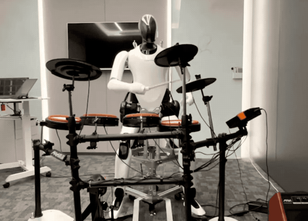 小米仿生机器人学会了打架子鼓...这种架子鼓是不是很眼熟？？